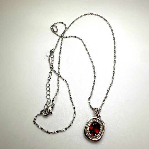 1.3ct Mozambique Garnet with halo of cz diamonds, pendant on a 18" 925 chain! - Picture 1 of 15